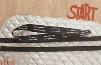 【100均】ダイソー220円の“布アイロンパッド”がメタリックキルトのバッグに！英字紐を添えたトートが約2万1000回再生、素材として「100点満点」