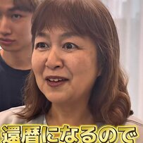 「白髪染めを辞めたい」還暦を迎える女性が“お仕事の雰囲気”に合う〈優しい印象〉のショートボブにイメチェン！