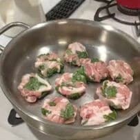 手でちぎった大葉を加えた「豚こま大葉ボール」入りの家族への愛情弁当がおいしそう！蒸し玉子や赤ウインナーなどで彩り豊かに