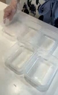 「今日も作りました！」5日分をまとめて作るのは…そのままドーン！？具だくさん「冷凍そば弁当」大胆な作り方が話題