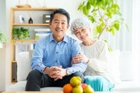 【70歳代】「二人以上世帯の貯蓄額」いまどきシニアの《平均・中央値》はいくら？ 年金月額・ひと月の家計収支もチェック！