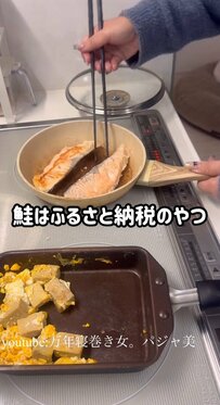 2児の母が作る【夫弁当】ごはんの上に焼き鮭をどーん！ぎゅうぎゅうに詰まった副菜も美味しそう！