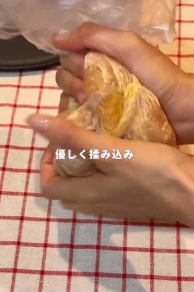 酒や醤油、マヨネーズで下味をつけます