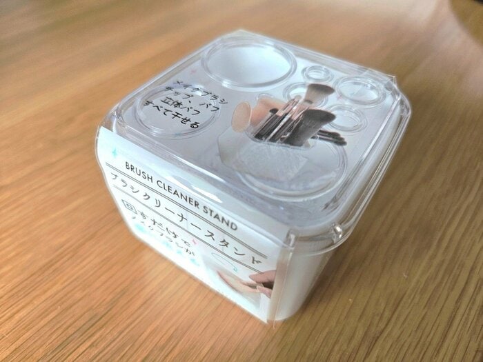 メイクブラシが簡単に洗えるセリアの「ブラシクリーナースタンド」