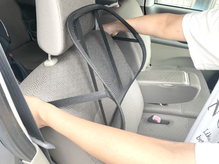 ゴムを伸ばして車のシートにひっかけるだけなので簡単です！