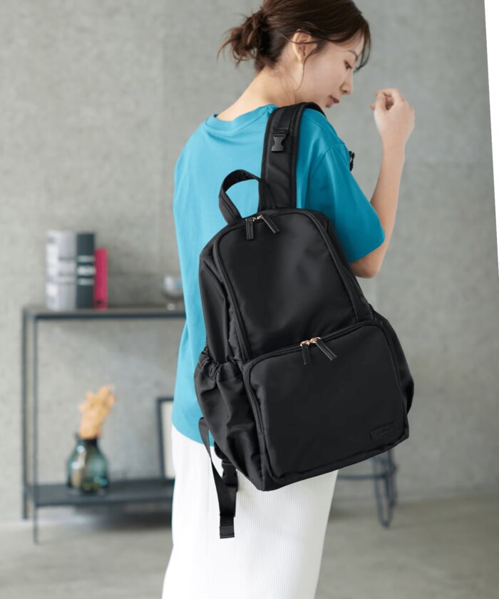 多彩な12個のポケットで、荷物の仕分けや整理がしやすく便利