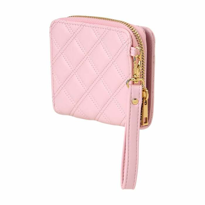 好きなストラップを付けられるホールも完備