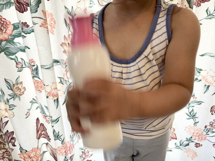 ふりふりクリームメーカーを振る様子