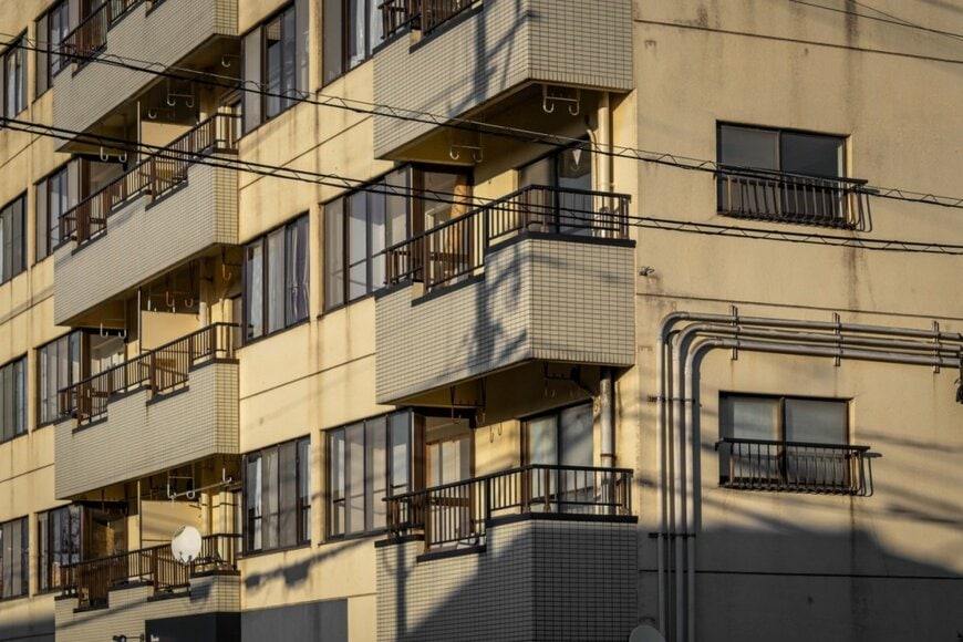 大学生の息子が「一人暮らしする部屋」を訪れた母親　ベランダに干されていたものに「70代の彼女が…」