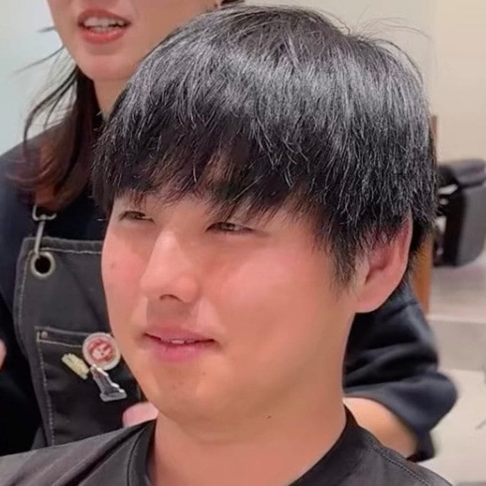 梅雨時期にペタンとする髪の毛に悩む男性→ゆるやか毛流れ＆立体感のある〈ニュアンスパーマスタイル〉に！「めっちゃいい感じです」
