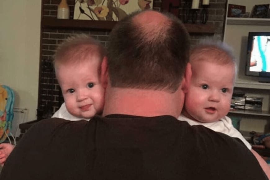 2016年から毎年撮影を続けた「双子を抱えるパパ」　10年後の光景に驚き「最後の年になるかも」