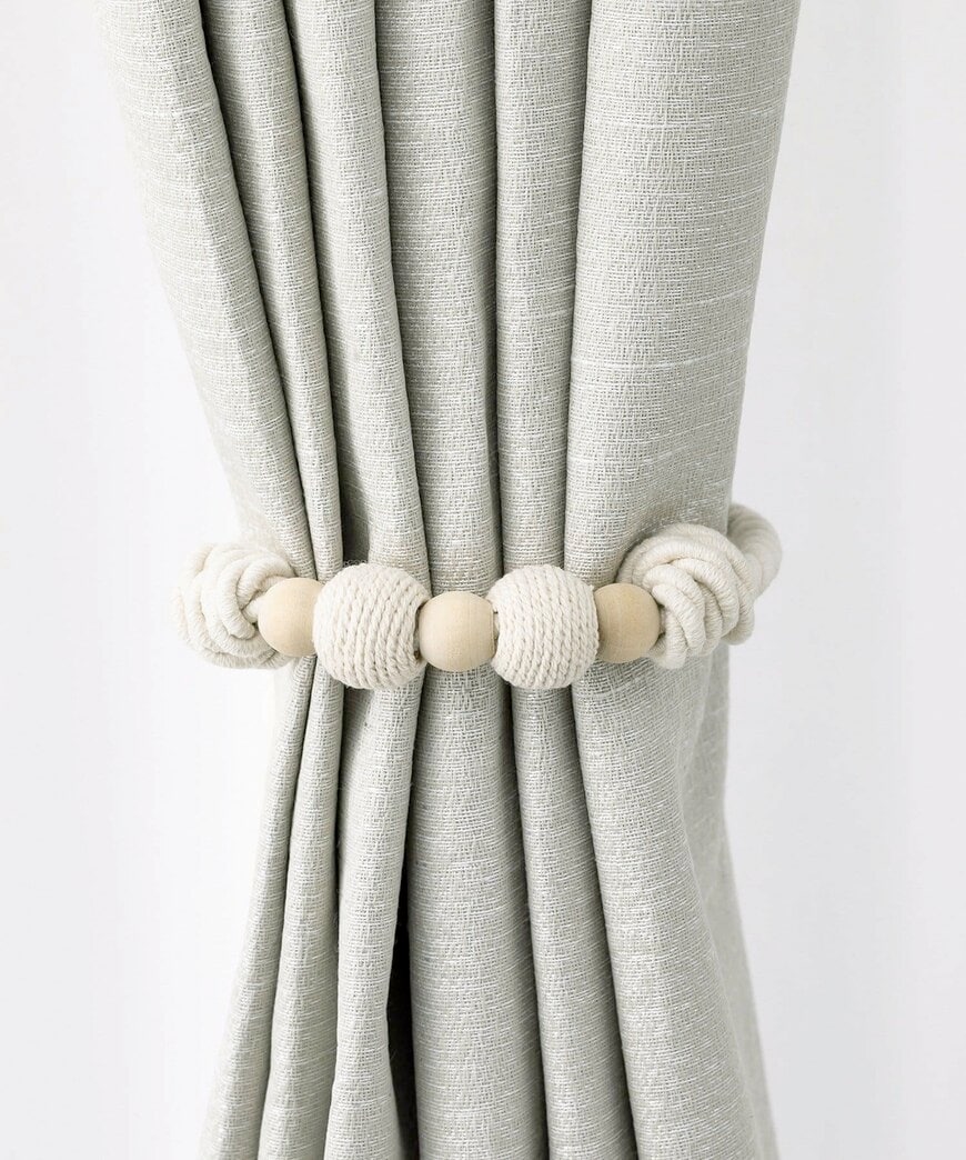 出所：3COINS公式　マグネットカーテンタッセル