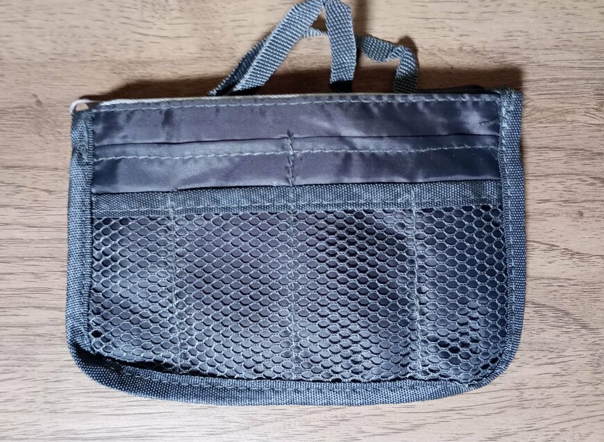 筆者撮影（ダイソー、マチが広がるバッグインバッグ（9ポケット、幅約18cm））