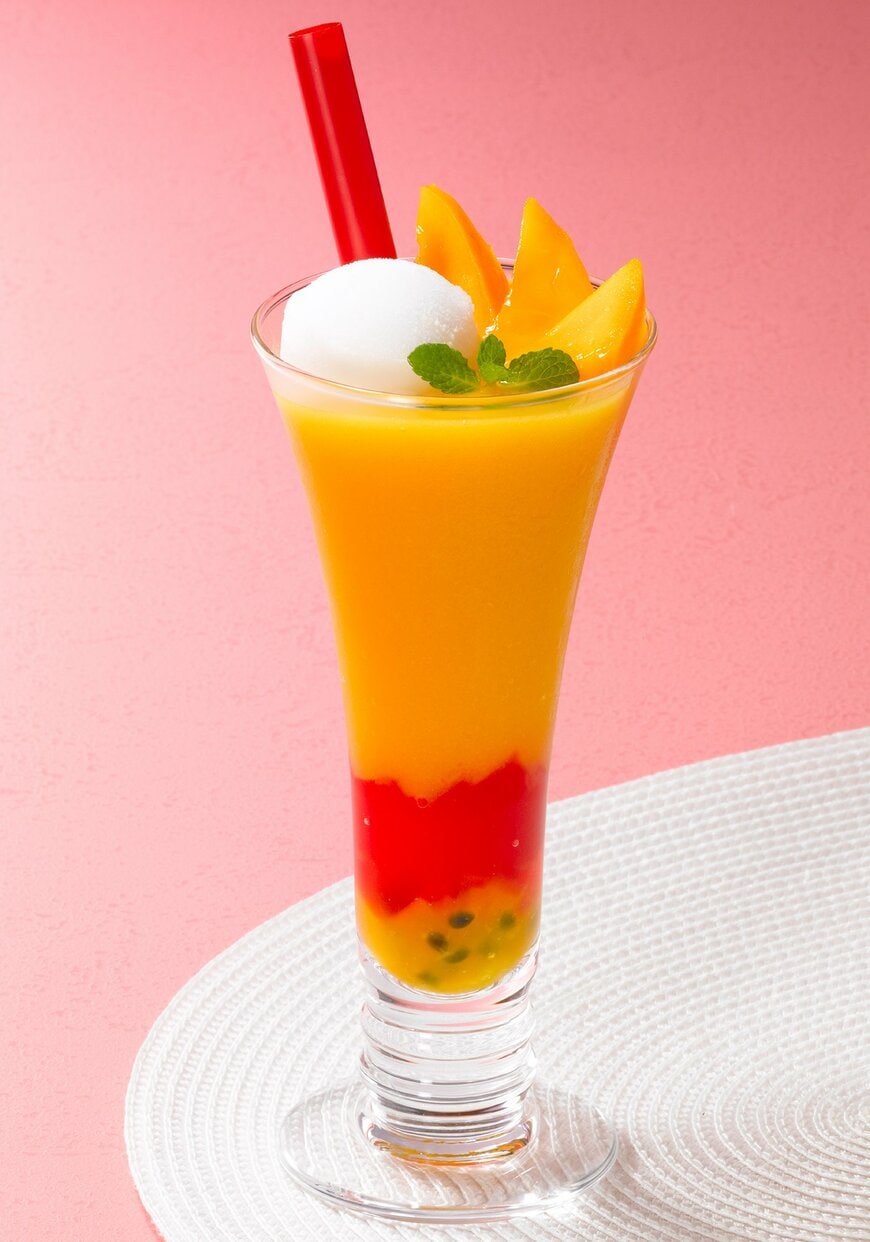 出所：ロイヤルホールディングス株式会社「スムージーが初登場！マンゴーの濃厚な香りと甘みを楽しむ夏期限定デザート『Mellow Apple Mango』～7月11日（木）から全国のロイヤルホストで販売～」