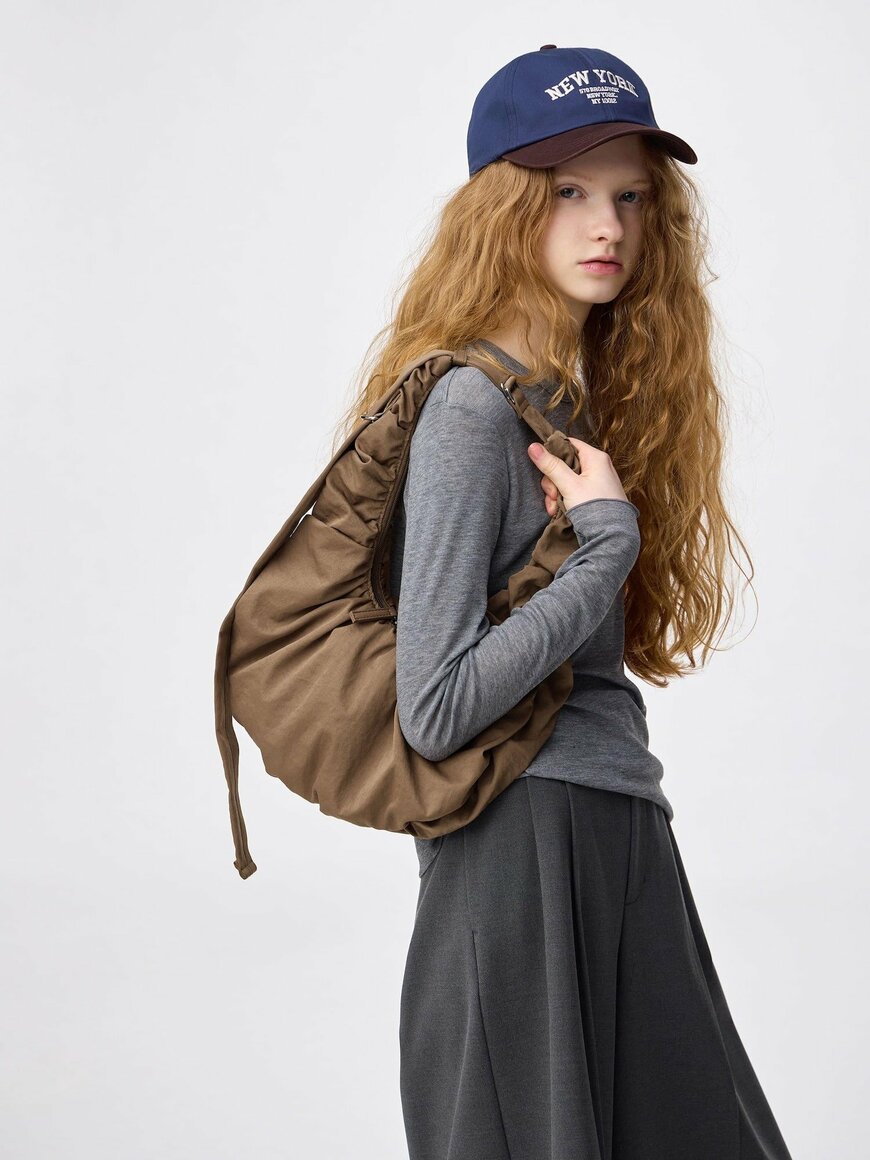 出所：GU公式　ダンプリングバッグ