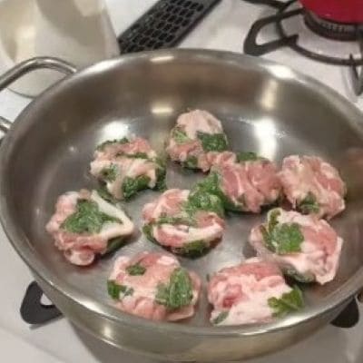 手でちぎった大葉を加えた「豚こま大葉ボール」入りの家族への愛情弁当がおいしそう！蒸し玉子や赤ウインナーなどで彩り豊かに