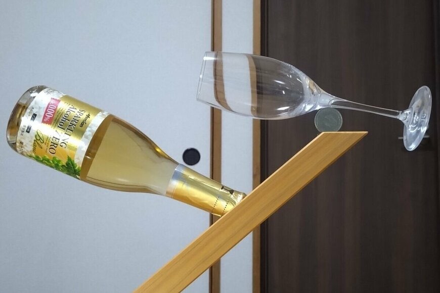 「スゴすぎる…」“魔法のようなボトルホルダー”に2万いいね！意外な光景に目を疑う