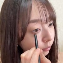 エクセル“スキニーリッチシャドウ”で作る「一重まぶたのスモーキーブラウンメイク」　クールな秋の目元へ彩る「3つのポイント」でトレンド感アップ！