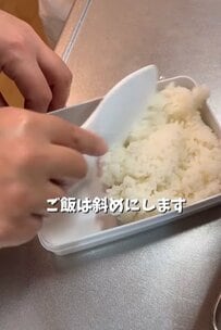 ごはんを「あえて」斜めに入れる！【旦那弁当】盛りだくさんのおかずがキレイに収まる！愛情たっぷり弁当が話題
