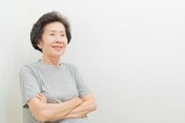 【ひとりの老後】平均年金月額は「働き方別で変わる」男性と女性で違いも。平均貯蓄額を「年代別の一覧表」でみる