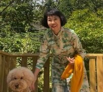 【70代マダム】が着こなす！「赤ずきんちゃん柄」のワンピース。差し色がおしゃれなカジュアルコーデが素敵