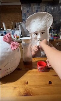 ハロウィン用に手作りした「キャラクターの被り物」　シュールな着用動画がたまらない