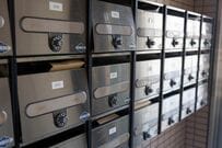 郵便受けに現れた美しい虹に「落書きした！？」と勘違い　珍しい自然現象に「吉兆では」