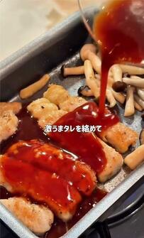 【トンテキ弁当】婚約中の彼へ、しめじを足して秋っぽく。甘じょっぱいトンテキがご飯の上にずらりと並んでおいしそう！
