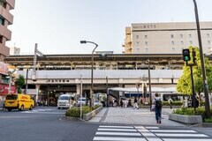 高円寺駅で「屋根を撮影する人」を目撃　屋根の上の光景に「これは眼福」