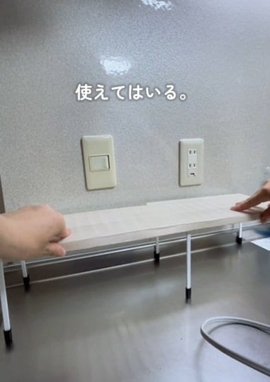 変身前のキッチンの棚