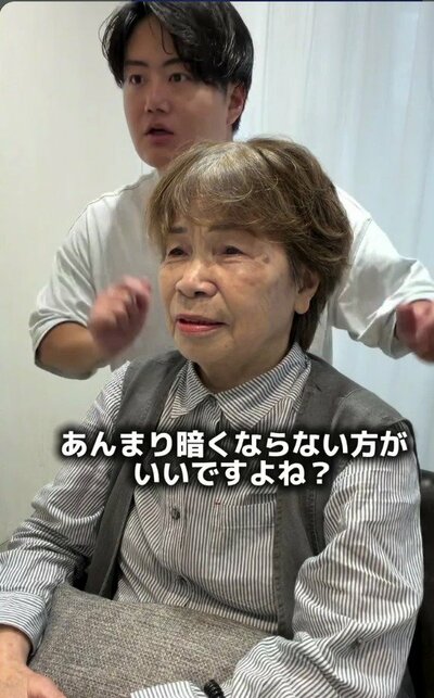 ベージュ寄りのブラウンの、ペタッとしやすいショートヘアの女性（ビフォー）