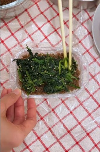 保存容器にご飯と具材を入れます