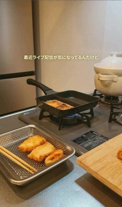 チキンカツを次々と揚げていく