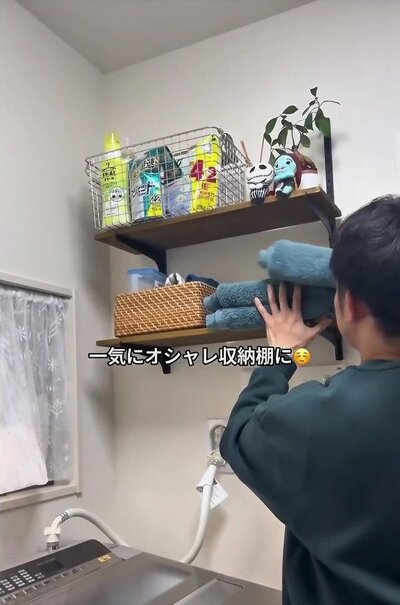 オシャレな収納棚になった洗濯機の上
