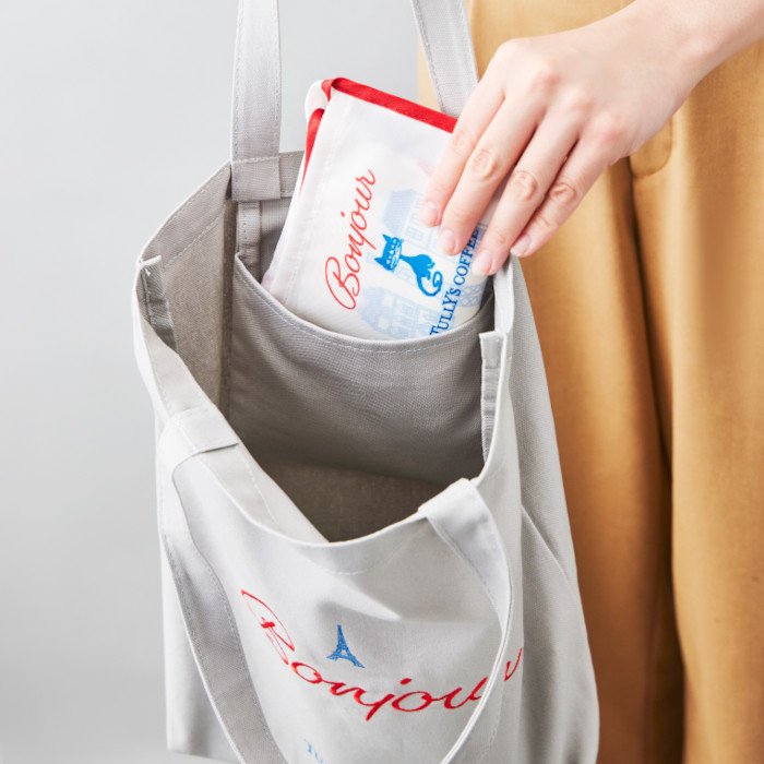 内側にはスマートフォンなどが入るポケットがついています