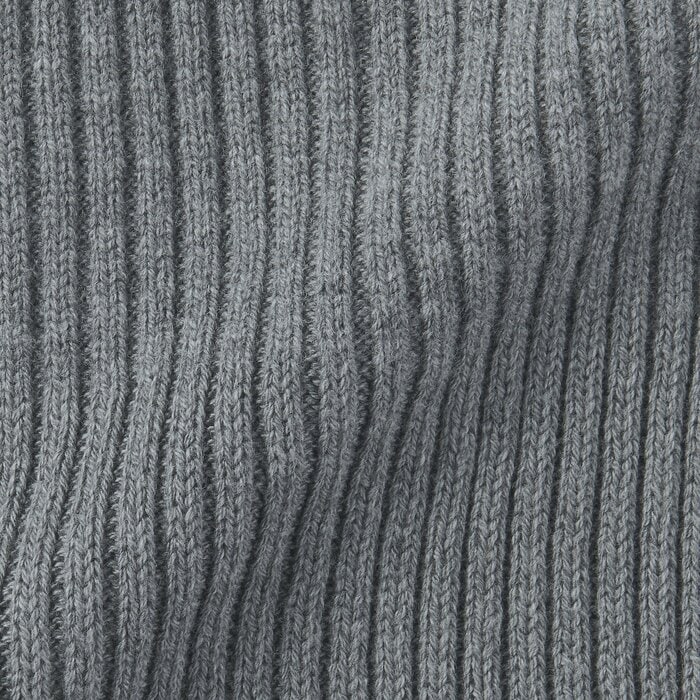 首に直接触れる部分に肌触りの良い綿混素材を使用しています