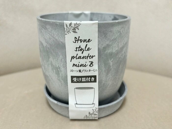 ストーン風の見た目がかわいらしく、アクセントになっているミニプランター
