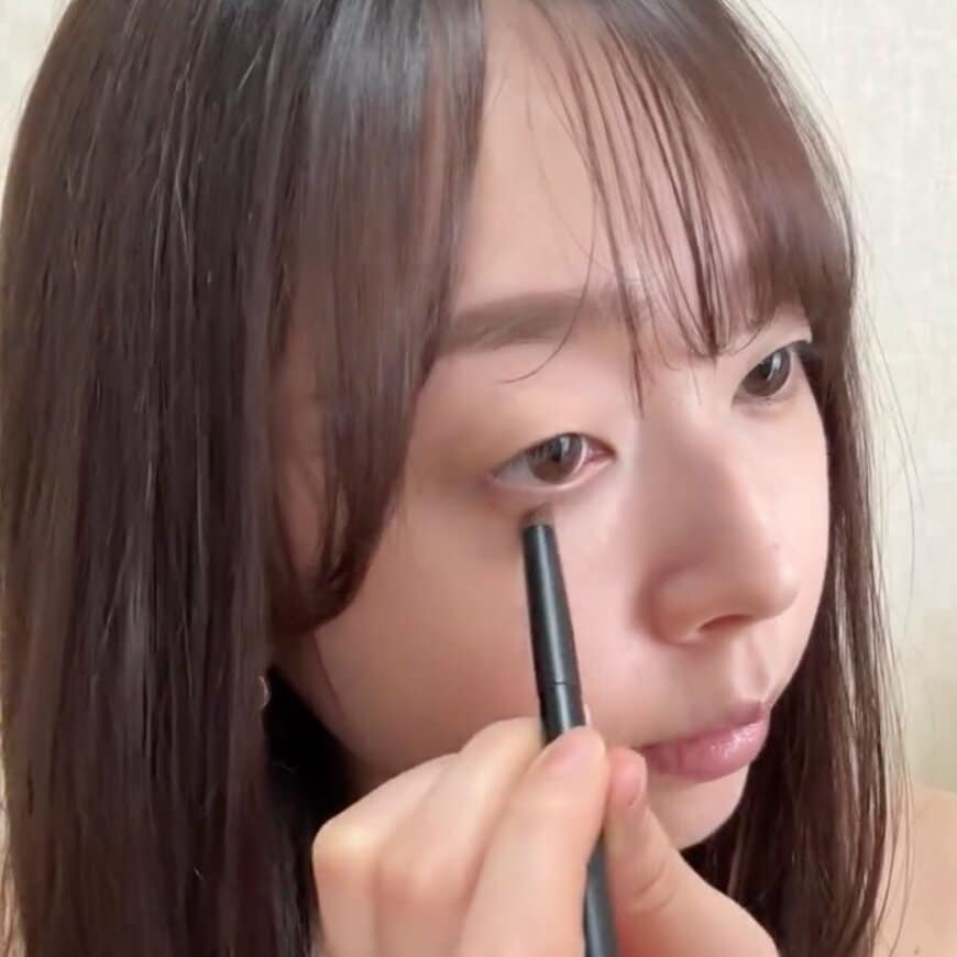 エクセル“スキニーリッチシャドウ”で作る「一重まぶたのスモーキーブラウンメイク」　クールな秋の目元へ彩る「3つのポイント」でトレンド感アップ！