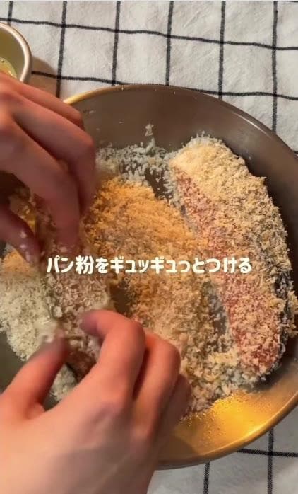 【旦那弁当】鮭フライがどっしり、おかずたくさんののり弁が美味しそう