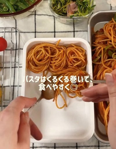 「新婚妻が作る」夫への愛情たっぷり…　卵焼きやごま和えが詰まった食べ応えのある「ナポリタン弁当」