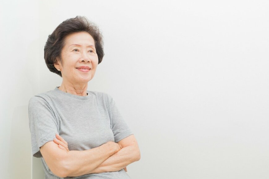 【ひとりの老後】平均年金月額は「働き方別で変わる」男性と女性で違いも。平均貯蓄額を「年代別の一覧表」でみる