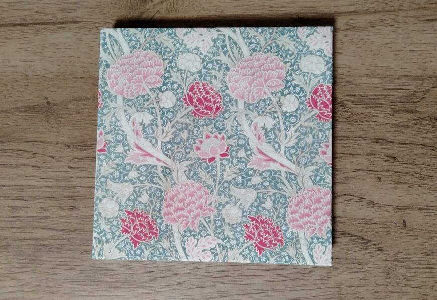 筆者撮影（セリア、インテリアアートパネル ウィリアム・モリス）