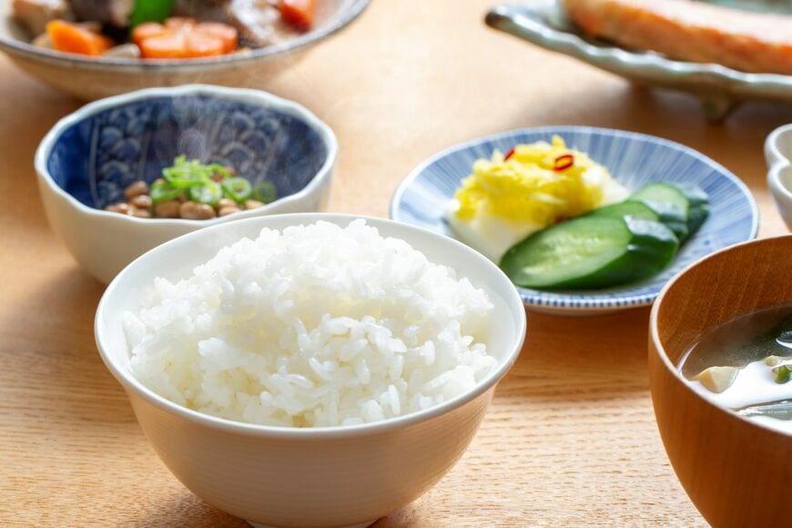 一人暮らしの生活費は平均17万3042円。年代別の内訳の違いと手取り20万円のシミュレーションで単身世帯の家計を徹底解説
