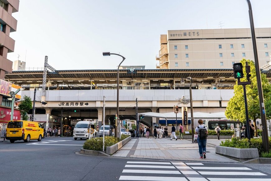 高円寺駅で「屋根を撮影する人」を目撃　屋根の上の光景に「これは眼福」