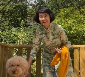 【70代マダム】が着こなす！「赤ずきんちゃん柄」のワンピース。差し色がおしゃれなカジュアルコーデが素敵