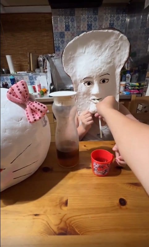 ハロウィン用に手作りした「キャラクターの被り物」　シュールな着用動画がたまらない