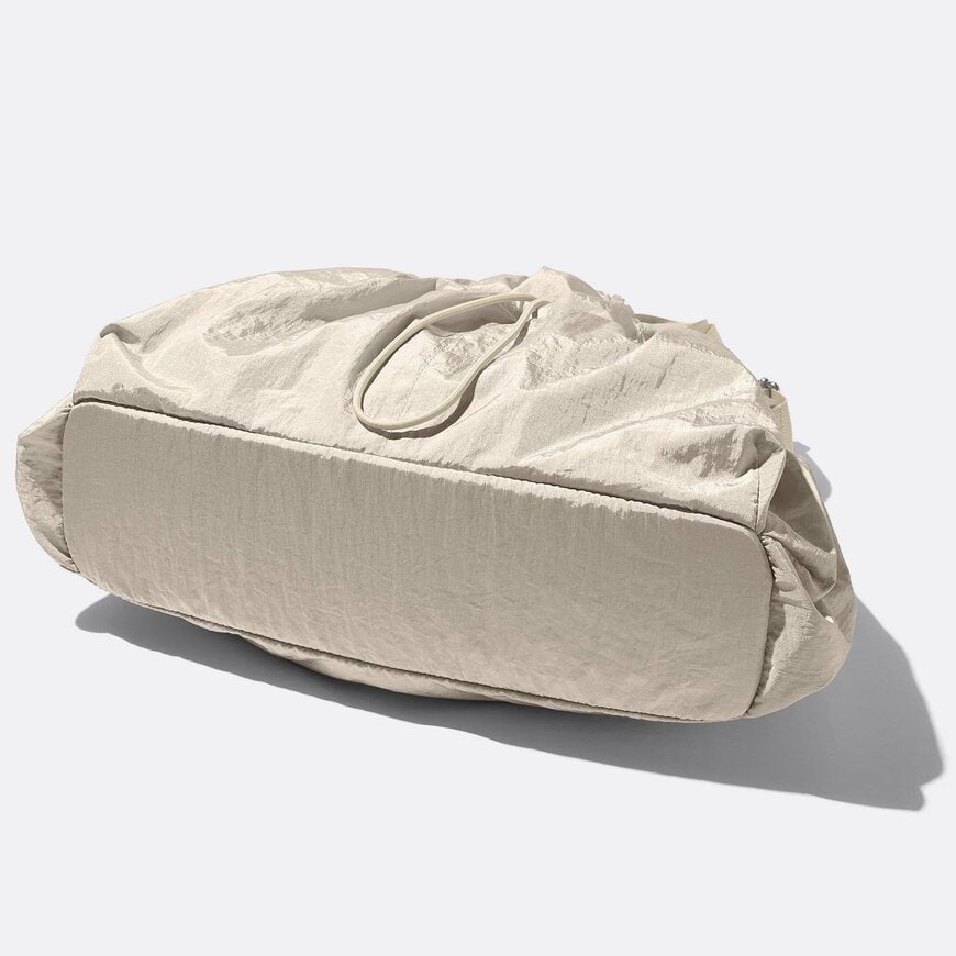 出所：GU公式 ギャザーポケットバッグ