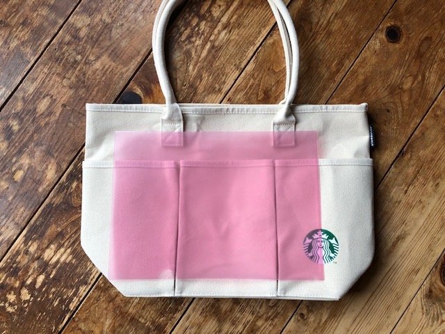 スタバの福袋バッグはA4サイズも楽々入る（筆者撮影）