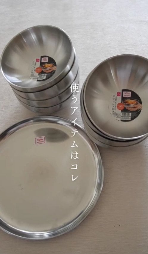 【178万回再生】「まるでデザイナーズ家具みたい」ダイソーのステンレス器とカレー皿が…高見えカフェテーブルに大変身！