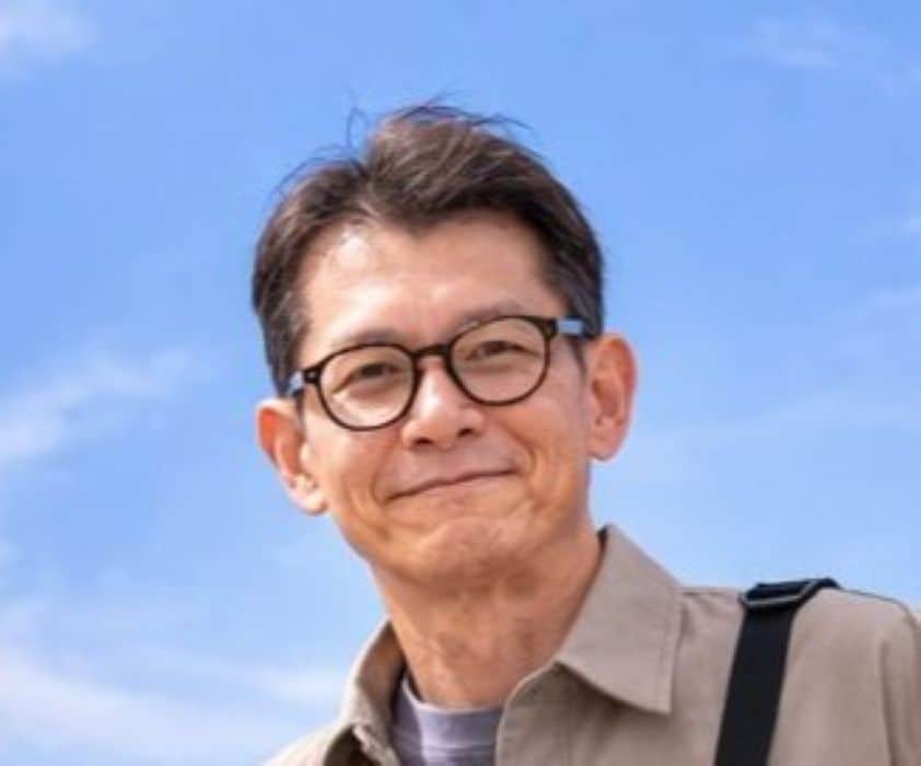 【61歳イケオジ】春に真似したい“ユニクロ”シャツコーデが素敵！センスが光る色合わせに注目